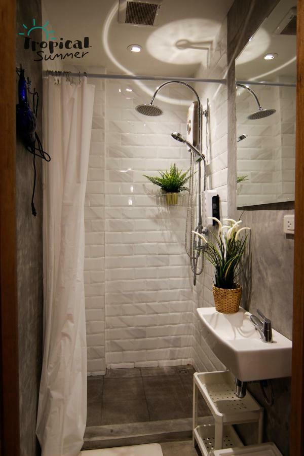 Tropical Summer Hostel Bangkok Extérieur photo